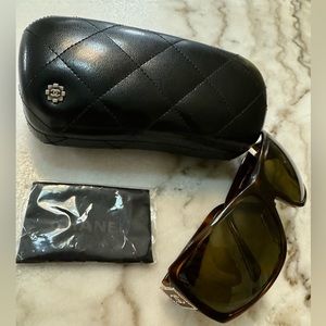 Vintage Chanel Tortoise sunglasses with crystal CC Logo accents 😎